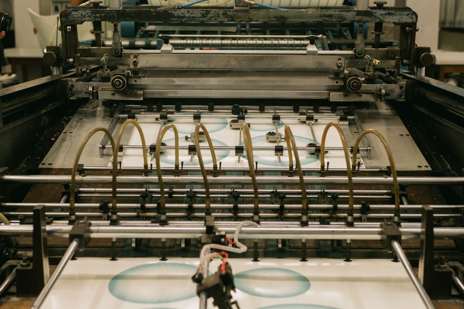 Druckmaschine im Betrieb – Druck & Merchandise