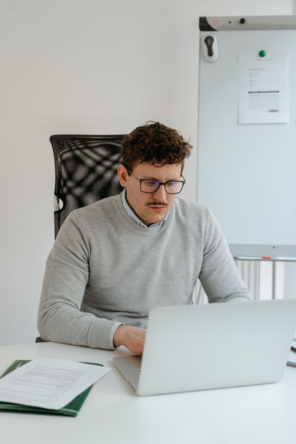Finance-Führungskraft mit Laptop am Fenster
