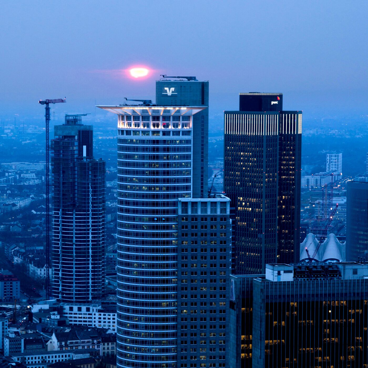 Frankfurter Bankenskyline in der Dämmerung