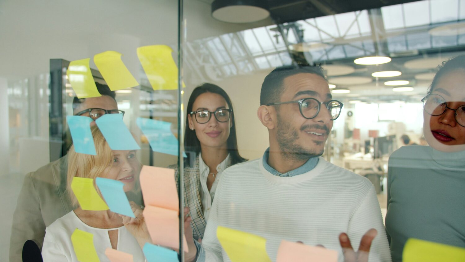 Finance-Professional mit Unterlagen im Büro