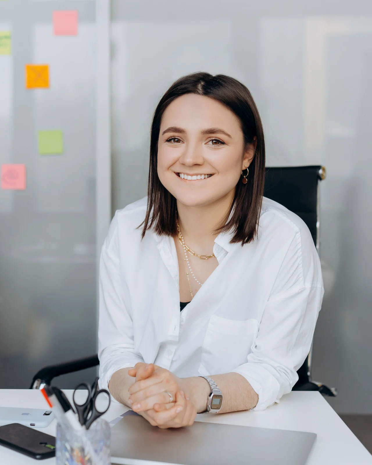 Lächelnde Finance-Professional am Arbeitsplatz