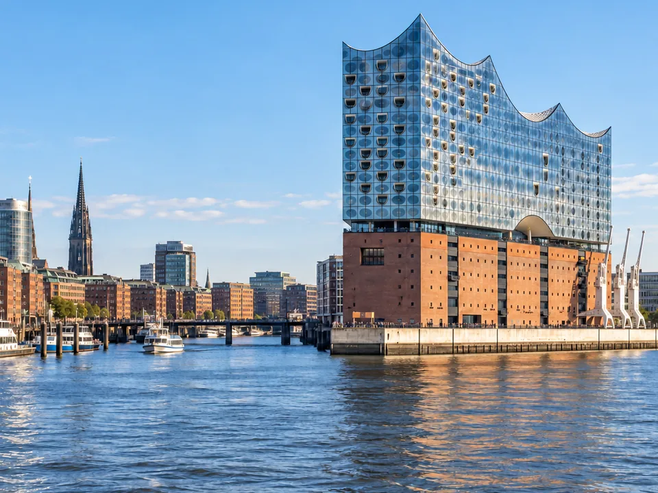 KI-generierte Illustration: Elbphilharmonie und Hamburger Hafenfront.