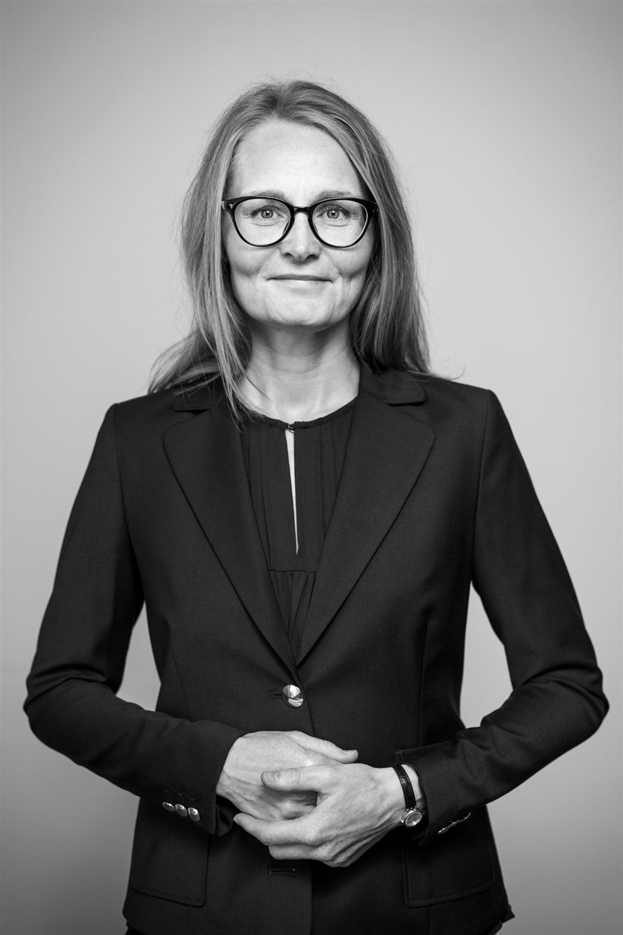 Symbolbild: Frau im Blazer, Schwarzweißporträt.